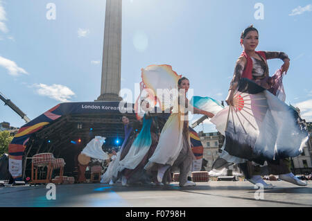 London, UK. 9 August 2015. Traditional dance (Yun Myung Hwa Dance ...