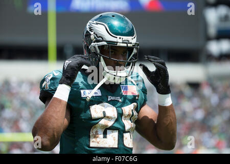 Dallas Cowboys quarterback Tony Romo (9), his left arm in a sling, greeted  former teammate Philadelphia Eagles running back DeMarco Murray (29) as the  Cowboys beat the Eagles 20-10 on Sunday, Sept.