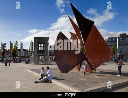 The Quincentennial 'Sails' Sculpture by Derry born sculpture  Éamonn O'Doherty, With the Browne doorway, in Eyre Square, Galway City, Ireland Stock Photo