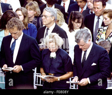 USA. 9th Aug, 2015. FILE PIC: In this file photo dated June 6, 1988, United States Senator Edward M. 'Ted' Kennedy (Democrat of Massachusetts), right, attends a ceremony at Arlington National Cemetery in Arlington, Virginia remembering his slain brother, former U.S. Senator Robert F. Kennedy (Democrat of New York). Robert Kennedy's eldest son, Joseph P. Kennedy, III is at left and his wife, Ethel is at center. Also pictured is Kennedy in-law R. Sergeant Shriver (center behind Ethel Kennedy). Credit:  dpa picture alliance/Alamy Live News Stock Photo