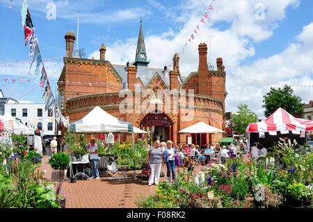 Outdoor stalls on Market Day by Wokingham Town Hall, Market Place, Wokingham, Berkshire, England, United Kingdom Stock Photo