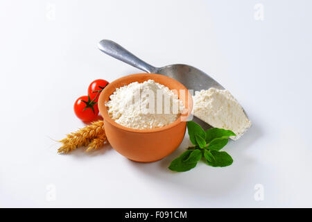 https://l450v.alamy.com/450v/f091cm/finely-ground-flour-in-terracotta-bowl-and-metal-scoop-f091cm.jpg