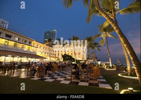 People dining on terrace of Galle Face Hotel, Colombo, Sri Lanka Stock Photo