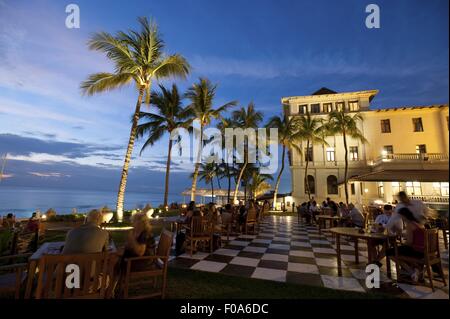 People dining on terrace of Galle Face Hotel, Colombo, Sri Lanka Stock Photo