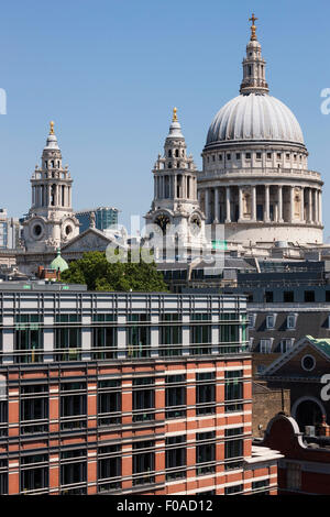 Contrasting modern office block with St Paul's Cathedral Stock Photo