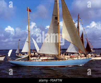 AJAXNETPHOTO. 6TH AUGUST, 1971. COWES, ENGLAND. - WRONG WAY YACHTSMAN RETURNS - CHAY BLYTH SAILS UP THE SOLENT OFF COWES AT THE END OF HIS WRONG-WAY ROUND THE WORLD NON-STOP SOLO VOYAGE.  PHOTO:JONATHAN EASTLAND/AJAX REF:C040871 Stock Photo