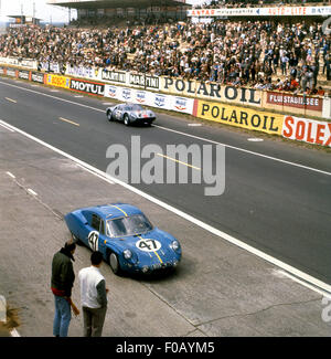 Le Mans 24 Hours 1964. No 47 Mauro Bianchi ,Jean Vinatier Alpine M64 Renault, No 30 Colin Davis,Gerhard Mitter in Porsche 904. Stock Photo