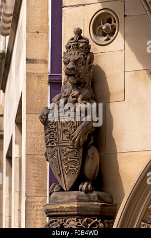 Statue of a lion at the door of Lawrence Buildings, Mount Street, Manchester, England, UK.  Pennington and Brigden, 1874 Stock Photo