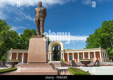 Statue of 1st President, Heydar Aliyev Memorial, Heydar Aliyev Square, Ganja, Azerbaijan Stock Photo