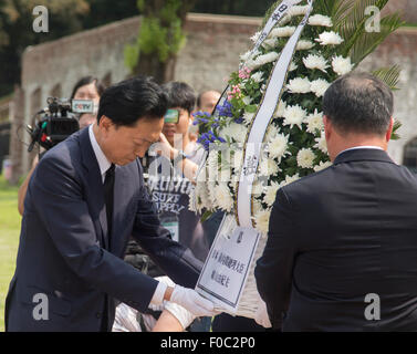 Yukio Hatoyama, Aug 12, 2015 : Japan's former Prime Minister Yukio Hatoyama (L) lays a wreath in front of a memorial stone during his visit to the Seodaemun Prison History Hall in Seoul, South Korea. The Seodaemun Prison History Hall was a prison where Japan had imprisoned Korean fighters for independence during Japan's colonial rule of Korea from 1910-1945. Credit:  Lee Jae-Won/AFLO/Alamy Live News Stock Photo