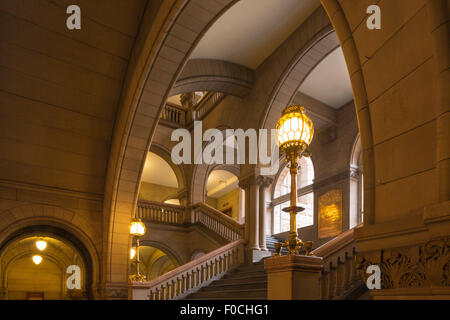 ARCHWAYS STAIRCASE ALLEGHENY COUNTY COURTHOUSE (©HENRY HOBSON RICHARDSON 1888) DOWNTOWN PITTSBURGH PENNSYLVANIA USA Stock Photo