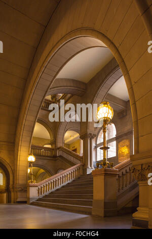 ARCHWAYS STAIRCASE ALLEGHENY COUNTY COURTHOUSE (©HENRY HOBSON RICHARDSON 1888) DOWNTOWN PITTSBURGH PENNSYLVANIA USAGRAND STAIRCASE Stock Photo