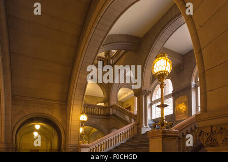 ARCHWAYS STAIRCASE ALLEGHENY COUNTY COURTHOUSE (©HENRY HOBSON RICHARDSON 1888) DOWNTOWN PITTSBURGH PENNSYLVANIA USA Stock Photo