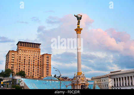 Statue of Berehynia on the top of Independence Monument on the Maidan Nezalezhnosti in Kiev, Ukraine Stock Photo