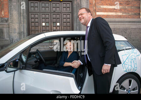 Copenhagen, Denmark, August 13th, 2015. Arriva presents it's new caring sharing program in Copenhagen: 400 BMW I3 (electric) cars available from today. At the photo Region Chairman, Sophie Haestrup Andersen and Minister of Energy, Lars Christian Lillholt shakes hands Credit:  OJPHOTOS/Alamy Live News Stock Photo