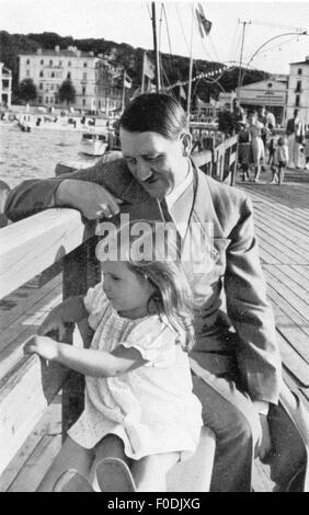 Hitler, Adolf, 20.4.1889 - 30.4.1945, German politician (NSDAP), Chancellor of the Reich 30.1.1933 - 30.4.1945, with Helga Goebbels, 1935,