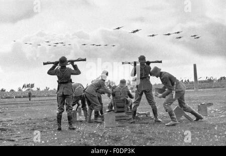 Nazism / National Socialism, Nuremberg Rallies, 'Reichsparteitag der Freiheit', Nuremberg, 5. - 10.9.1935, day of the Wehrmacht, show of the anti-aircraft defence, measuring the distance, Additional-Rights-Clearences-Not Available Stock Photo