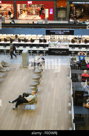 Lounge area with luxury outlets, Terminal 2A/2C, Roissy Charles De Stock Photo: 86357482 - Alamy