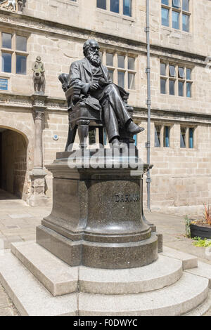 Statue of Charles Darwin outside Shrewsbury Library Stock Photo