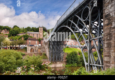 Abraham Darby's Iron Bridge, crossing the Severn Gorge at Ironbridge, Shropshire, England Stock Photo