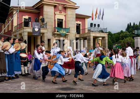 Dancers in traditional costume at the Cider (Cider) Festival in Nava,Asturias,Northern Spain Stock Photo