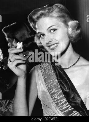 Daub, Gerti, * 1937, German model and actress, Miss Germany 1957, half length, 1957, Stock Photo