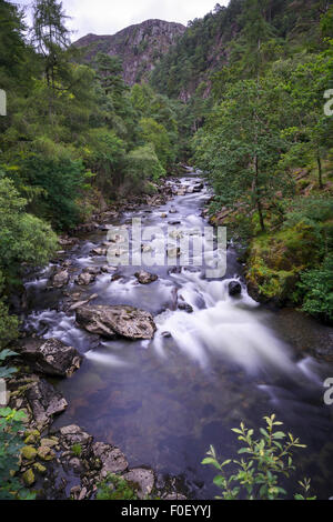 Afon Glaslyn flowing through the Aberglaslyn Pass near Beddgelert in the Snowdonia National Park. Stock Photo