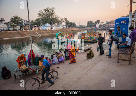 Wedding preparations on the ghats of Chitrakoot in Madhya Pradesh, India Stock Photo