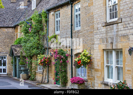 Attractive cottages in Stow on the Wold, Gloucestershire, England, UK Stock Photo