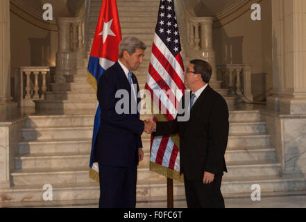 (150814) -- HAVANA, Aug. 14, 2015 (Xinhua) -- U.S. Secretary of State John Kerry (L) shakes hands with Cuban Foreign Minister Bruno Rodriguez at the Cuban Foreign Ministry in Havana, Cuba, on Aug. 14, 2015. U.S. Secretary of State John Kerry chaired here on Friday the formal ceremony of raising the American flag in the recently reopened U.S. embassy in Cuba, after 54 years of animosity between the two neighbors.   (Xinhua/Ismael Francisco/Cubadebate/Pool/Prensa Latina) (vf) Stock Photo