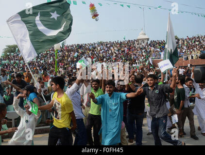 Lahore, Pakistan. 14th Aug, 2015. Kids wearing green and their paint ...