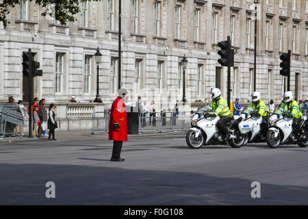 Westminster, London, UK. 15th Aug, 2015. A Chelsea Pensioner in Whitehall. Heavy police presence in Whitehall as the Queen and members of the Royal family mark a series of events to celebrate the 70th anniversary of VJ day Credit:  amer ghazzal/Alamy Live News Stock Photo