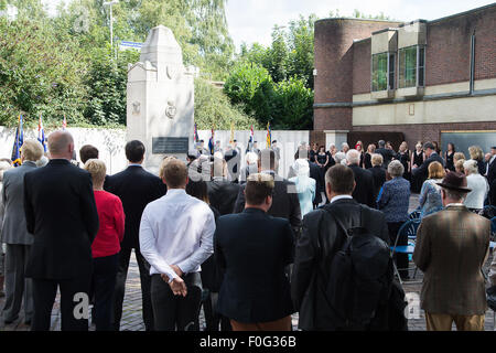 Portsmouth, UK. 15th Aug, 2015. A crowd of veterans, dignitaries and onlookers gather at the VJ Day 70th anniversary memorial at the Cenotaph in Portsmouth. Credit:  MeonStock/Alamy Live News Stock Photo