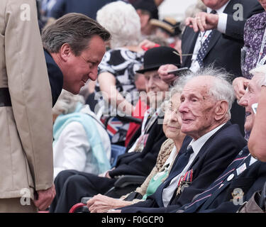 London, UK. 15th Aug, 2015. The Rt Hon David Cameron MP, the Prime Minister attends the THE NATIONAL COMMEMORATION AND DRUMHEAD SERVICE on 15/08/2015 at HORSE GUARDS PARADE, London. The Rt Hon David Cameron MP, the Prime Minister chats to veterans after the service. Picture by Credit:  Julie Edwards/Alamy Live News Stock Photo