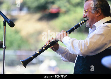Acker Bilk on stage at Hastings. East Sussex. July 1999 Stock Photo