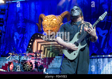 Tinley Park, Illinois, USA. 15th Aug, 2015. Guitarist MICK THOMSON of Slipknot performs live on the 'Summer's Last Stand' tour at the Hollywood Casino Amphitheatre in Tinley Park, Illinois Credit:  Daniel DeSlover/ZUMA Wire/Alamy Live News Stock Photo