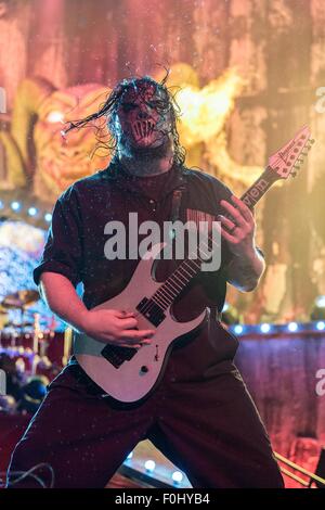 Tinley Park, Illinois, USA. 15th Aug, 2015. Guitarist MICK THOMSON of Slipknot performs live on the 'Summer's Last Stand' tour at the Hollywood Casino Amphitheatre in Tinley Park, Illinois Credit:  Daniel DeSlover/ZUMA Wire/Alamy Live News Stock Photo