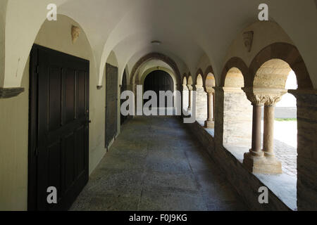 Romanischer Kreuzgang der Stiftskirche St. Cyriakus, katholische Pfarrkirche, Klosterkirche vom ehemaligen Damenstift, Geseke, Ostwestfalen, Nordrhein Stock Photo