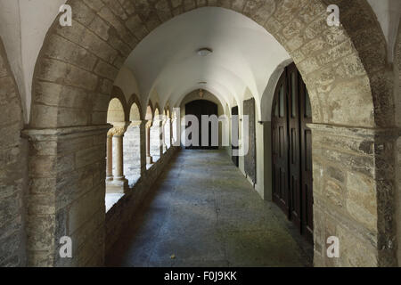 Romanischer Kreuzgang der Stiftskirche St. Cyriakus, katholische Pfarrkirche, Klosterkirche vom ehemaligen Damenstift, Geseke, Ostwestfalen, Nordrhein Stock Photo