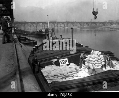 postwar period, reconstruction, European Recovery Program (Marshall Plan), workers unloading a river barge, ERP, programme, boat, ship, boats, ships, inland navigation, bridge, bags, Germany, 1940s, 40s, 1950s, 50s, 20th century, historic, historical, transport, transportation, Germany, people, Additional-Rights-Clearences-Not Available Stock Photo