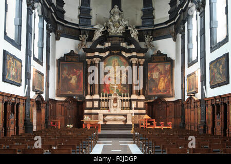 The central nave and altar of the Church of Our Lady of Leliendaal in Mechelen, Belgium Stock Photo