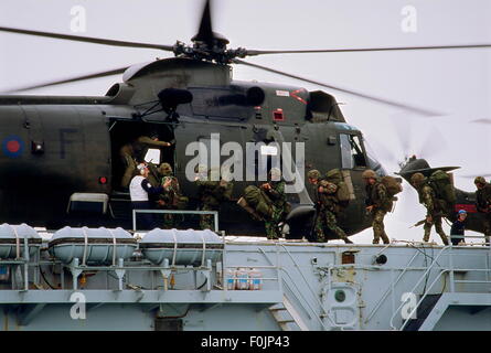 AJAXNETPHOTO. 1992. SOLENT,ENGLAND - ROYAL MARINES BOARDING A COMMANDO MK 2 SEA KING ON HMS FEARLESS. PHOTO:JONATHAN EASTLAND/AJAX REF:921117218 Stock Photo