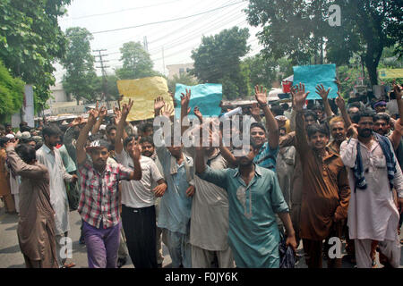 Lahore, Pakistan. 17th Aug, 2015. Ching-Chi Motorcycle rickshaw drivers and owners chant slogans against ban imposed on Ching-Chi by Lahore High Court during protest demonstration at Lahore press club on Monday, August 17, 2015 Credit: © Asianet-Pakistan/Alamy Live News  Stock Photo