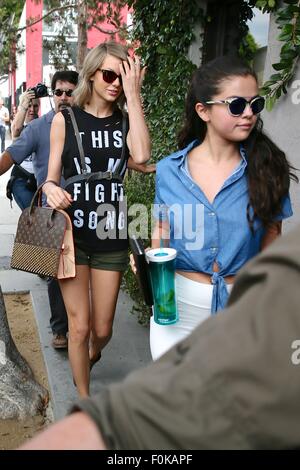 Singer Taylor Swift shields her face with her louis vuitton handbag after  sweating it out at Shape House Sweat Lodge in Los Angeles. Featuring:  Taylor Swift Where: Los Angeles, California, United States