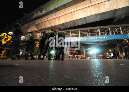 Bangkok, Thailand. 17th Aug, 2015. Thai policemen inspect the explosion site in Bangkok, Thailand, Aug. 17, 2015. Nineteen people were killed and at least 117 others injured in an explosion in downtown Bangkok on Monday night. Credit:  Rachen Sageamsak/Xinhua/Alamy Live News Stock Photo