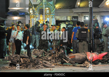 Bangkok, Thailand. 17th Aug, 2015. Thai policemen inspect the explosion site in Bangkok, Thailand, Aug. 17, 2015. Nineteen people were killed and at least 117 others injured in an explosion in downtown Bangkok on Monday night. Credit:  Rachen Sageamsak/Xinhua/Alamy Live News Stock Photo