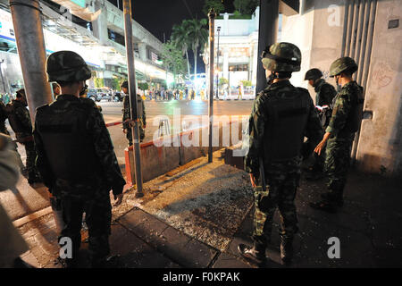 Bangkok, Thailand. 17th Aug, 2015. Thai policemen inspect the explosion site in Bangkok, Thailand, Aug. 17, 2015. Nineteen people were killed and at least 117 others injured in an explosion in downtown Bangkok on Monday night. Credit:  Rachen Sageamsak/Xinhua/Alamy Live News Stock Photo