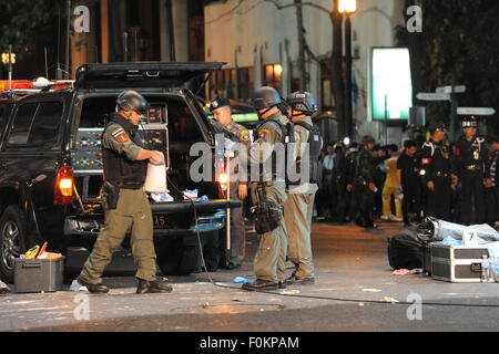 Bangkok, Thailand. 17th Aug, 2015. Thai policemen inspect the explosion site in Bangkok, Thailand, Aug. 17, 2015. Nineteen people were killed and at least 117 others injured in an explosion in downtown Bangkok on Monday night. Credit:  Rachen Sageamsak/Xinhua/Alamy Live News Stock Photo