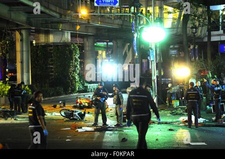 Bangkok, Thailand. 17th Aug, 2015. Thai policemen inspect the explosion site in Bangkok, Thailand, Aug. 17, 2015. Nineteen people were killed and at least 117 others injured in an explosion in downtown Bangkok on Monday night. Credit:  Rachen Sageamsak/Xinhua/Alamy Live News Stock Photo