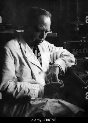 Hahn, Otto, 8.3.1879 - 28.7.1968, German chemist, half length, at the Kaiser-Wilhelm-Institut, Berlin, 1930s, Stock Photo